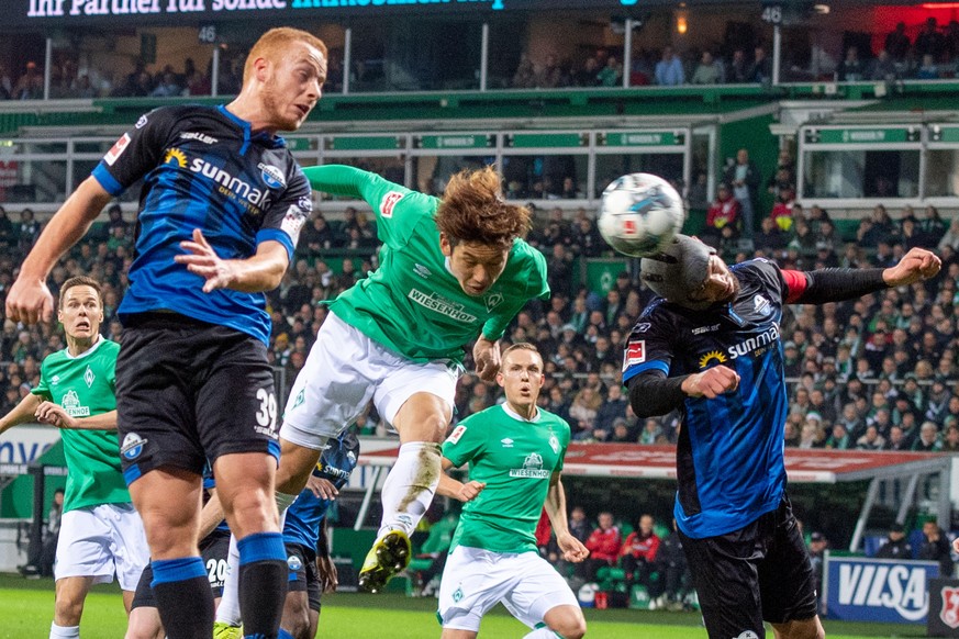 NO SALES IN JAPAN Yuya OSAKO, mitte, Werder Bremen, gegen Sebastian VASILIADIS, links, und Klaus GJASULA , beide SC Paderborn, Aktion, Kampf um den Ball, Fussball 1. Bundesliga, 14. Spieltag, Werder B ...