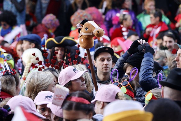 Jecken und Narren strömen in die Kölner Altstadt, um an Weiberfastnacht den Kölner Karneval zu feiern. Im Bild verkleidete Karnevalisten auf dem Alter markt. Köln, 16.02.2023 NRW Deutschland *** Jecke ...