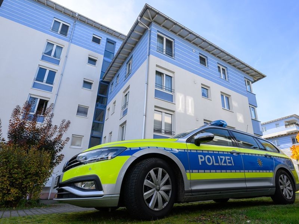 Polizei steht vor einem Mehrfamilienhaus in Leipzig. Ein sieben Jahre altes Mädchen ist in Leipzig an schweren Verletzungen gestorben. Nach ersten Erkenntnissen von Polizei und Staatsanwaltschaft soll ...