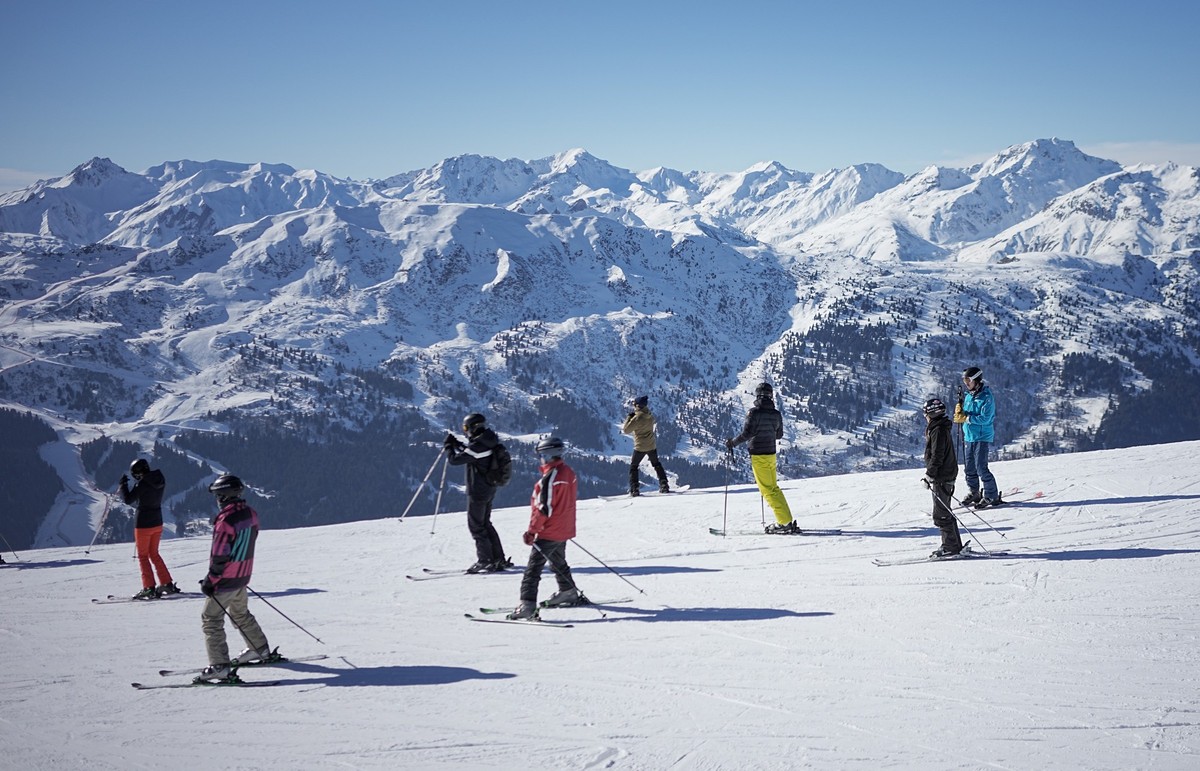 05.02.2023, Frankreich, Meribel: Touristen sind auf der Piste in den Alpen unterwegs. Die Ski Weltmeisterschaft findet in Courchevel und Meribel in den französischen Alpen statt Foto: Michael Kappeler ...