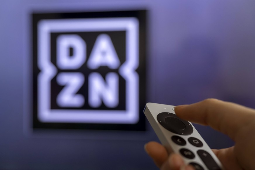 10.01.2023, Streamingdienste: Sportsender DAZN auf dem Ferseher *** 10 01 2023, streaming services sports broadcaster DAZN on TV