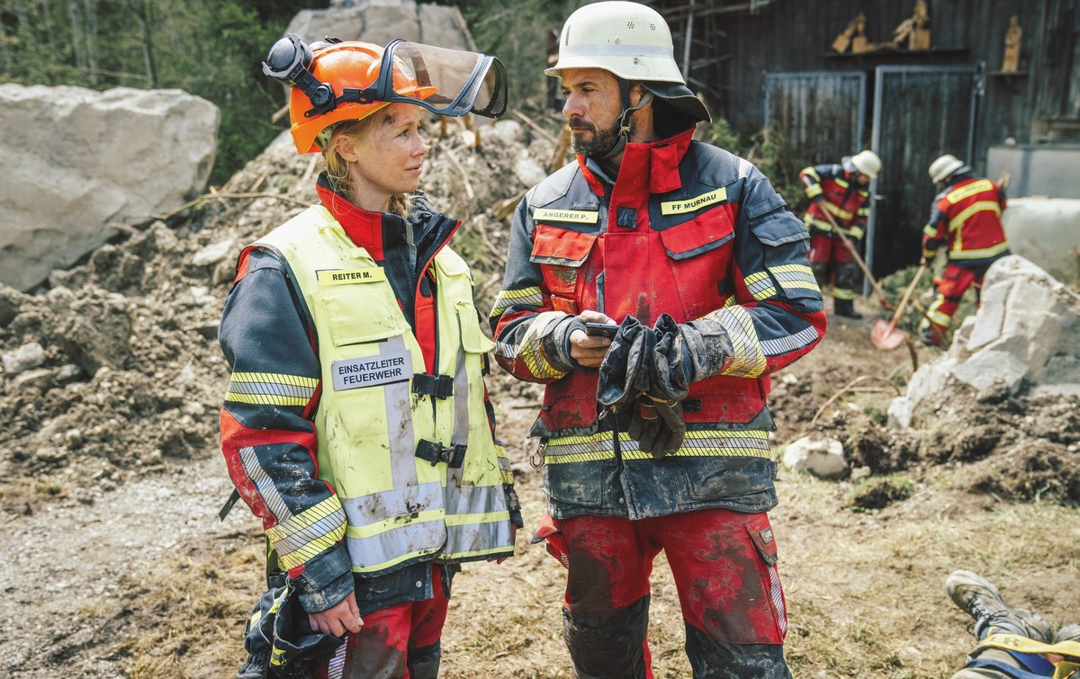 Marie (Christine Eixenberger) und Peter (Stephan Luca) nach der erfolgreichen Rettung eines Verschütteten.