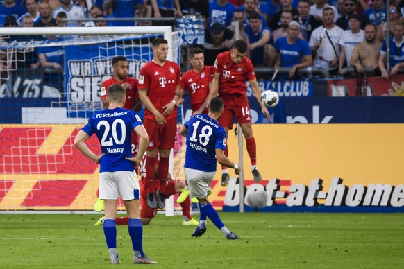 24.08.2019, xkvx, Fussball 1.Bundesliga, FC Schalke 04 - FC Bayern Muenchen emspor, v.l. Freistoss von Daniel Caligiuri (S04 Schalke 04) / vermeintliches Handspiel von Ivan Perisic (FCB - FC Bayern Mu ...