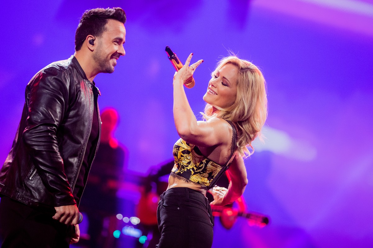 ARCHIV - 08.12.2018, Nordrhein-Westfalen, D�sseldorf: Deutsch-Popstar Helene Fischer singt mit Luis Fonsi, S�nger aus Puerto Rico, bei der Aufzeichnung der Helene Fischer Show. Fischer k�ndigte als ne ...