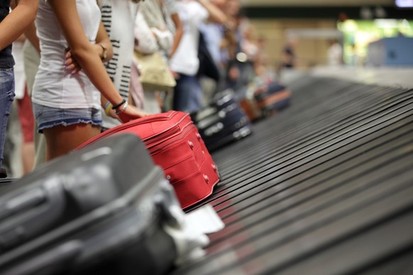 Manch einer wartet am Flughafen vergeblich auf seinen Koffer.