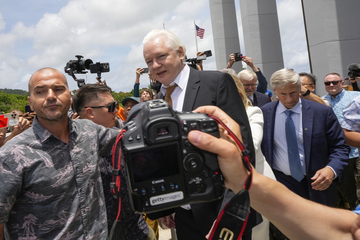 26.06.2024, USA, Saipan: WikiLeaks-Gründer Julian Assange (M) wird zu einem Fahrzeug eskortiert, als er das Bundesgericht in Saipan verlässt. Ein US-Gericht hat den Deal zwischen Wikileaks-Gründer Jul ...