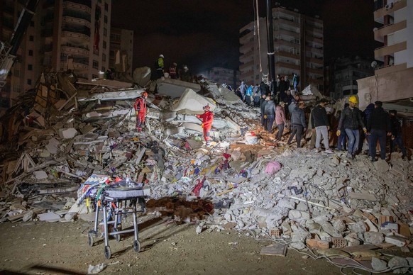 07.02.2023, Türkei, Adana: Rettungskräfte suchen nach Überlebenden in den Trümmern von Gebäuden. Nach der Erdbebenkatastrophe im türkisch-syrischen Grenzgebiet haben Angehörige und Rettungskräfte bis  ...