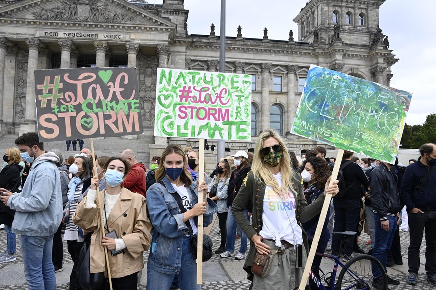 Junge Demonstrierende vor dem Reichstagsgebäude in Berlin.