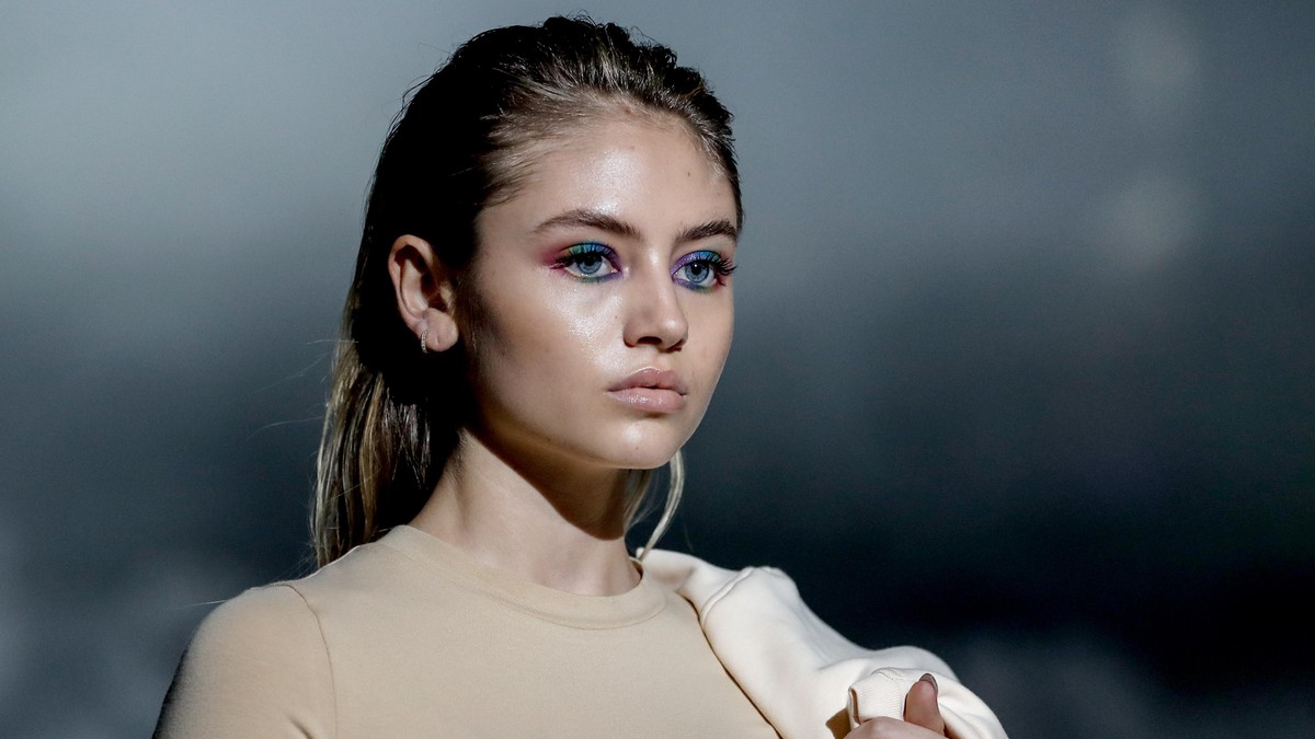 Leni Klum läuft bei der About You Fashion Week show im Kraftwerk mit. Die About You, oder Re-Fashion Week, ist seit 2021 Teil der Berlin Fashion Week. Die About You Fashion Week läuft vom 11. bis 15.  ...