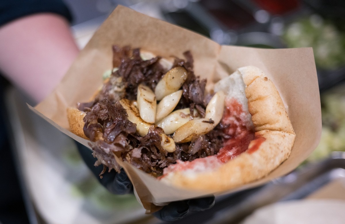 ARCHIV - 29.04.2024, Berlin: Ein Döner mit Spargel unter dem Namen "Döner Beelitzer Art" wird im Restaurant Kebap with Attitude zubereitet. (zu dpa: «Spargel, EM und Dating: Das Jahr in Döne ...