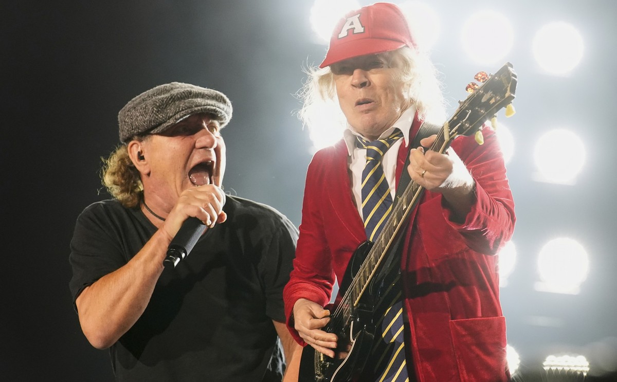 19.04.2025, USA, Pasadena: Brian Johnson (l) und Angus Young von AC/DC treten im Rose Bowl Stadion in Pasadena, Kalifornien auf. Foto: Chris Pizzello/Invision/AP/dpa +++ dpa-Bildfunk +++