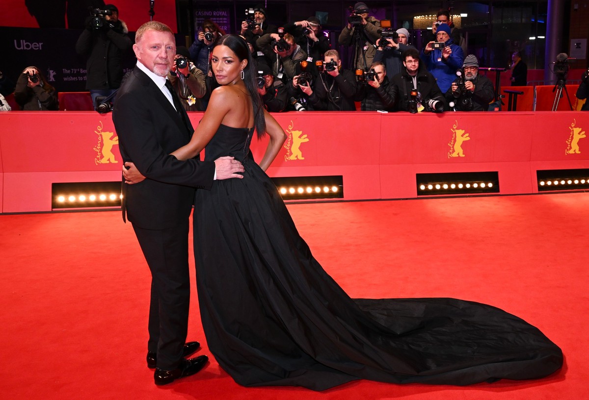 19.02.2023, Berlin: Boris Becker und seine Partnerin Lilian de Carvalho Monteiro stehen auf dem Roten Teppich zum Film �Disco Boy�. Die 73. Internationalen Filmfestspiele laufen bis zum 26. Februar 20 ...