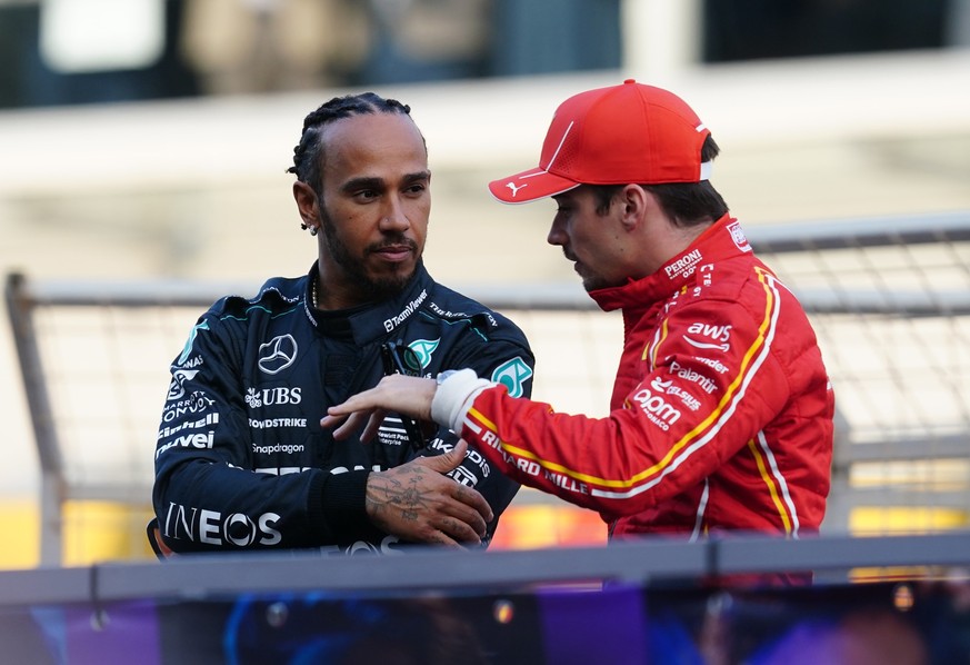 02.03.2024, Bahrain, Sakhir: Motorsport, Formel-1, Weltmeisterschaft, Grand Prix von Bahrain, Rennen: Charles Leclerc von Ferrari und Lewis Hamilton von Mercedes (l) vor dem Gro