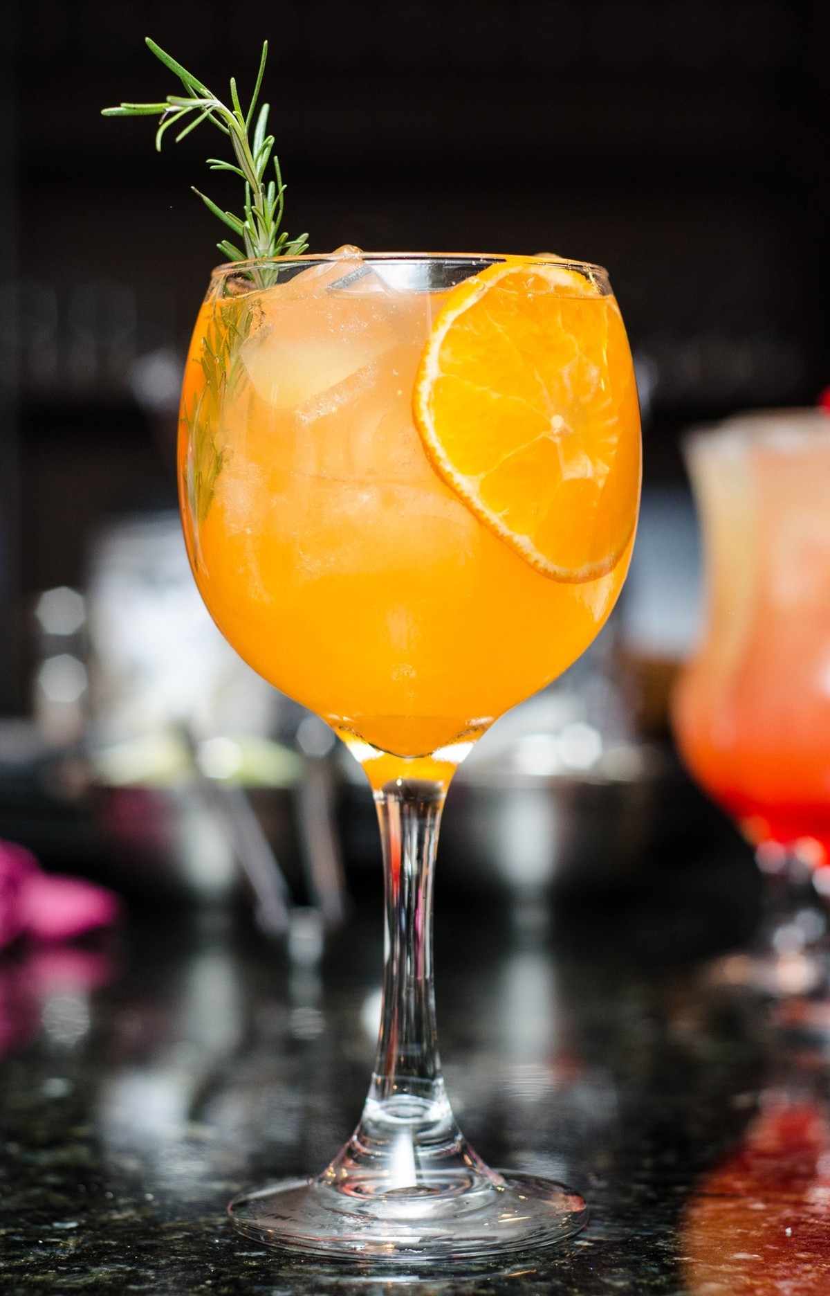 Ein Aperol Spritz macht optisch ordentlich was her, ob mit Alkohol oder ohne.