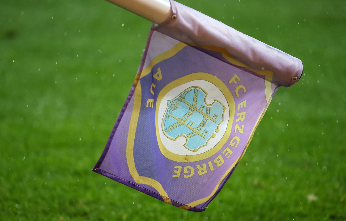 Aue, 25.11.2023, Erzgebirgsstadion, Fussball, 3.Liga, 16.Spieltag , FC Erzgebirge Aue vs. Borussia Dortmund II 2:0 2:0 , Im Bild von links: Eckfahne Fahne mit Logo Emblem Erzgebirge Aue. , Nur zur red ...