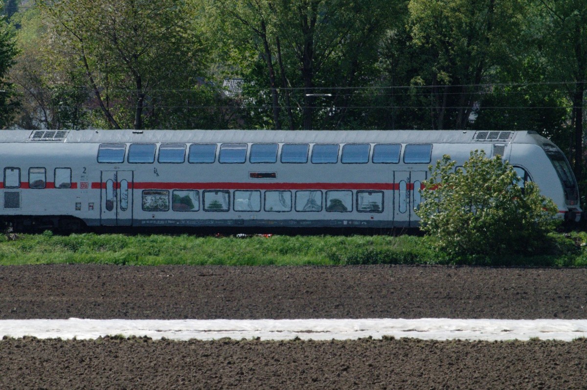 04.05.2023, Nordrhein-Westfalen, Hürth: Ein Zug steht auf der Bahnstrecke nahe des Unfallortes. Der Zug ist in eine Gruppe von Arbeitern gefahren. Bei dem Unfall in Hürth bei Köln sind am Donnerstag n ...