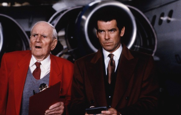 TOMORROW NEVER DIES, Desmond Llewelyn, Pierce Brosnan, 1997, c United Artists/courtesy Everett Collection United Artists/Courtesy Everett Collection ACHTUNG AUFNAHMEDATUM GESCHÄTZT PUBLICATIONxINxGERx ...