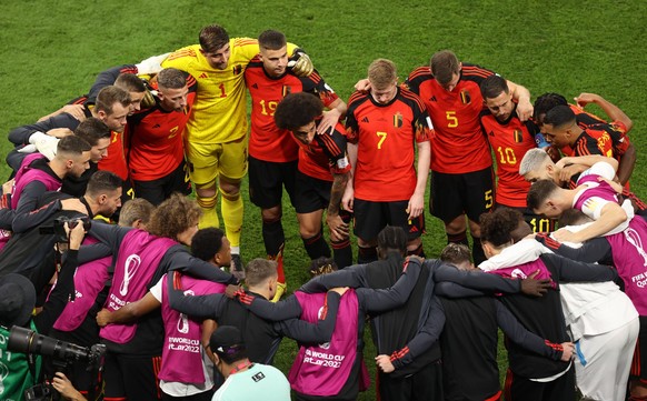 Belgium v Canada : FIFA World Cup, WM, Weltmeisterschaft, Fussball 23 November 2022, Doha, Qatar - FIFA World Cup - Group F - Belgium v Canada - the Belgian players have a pre-match huddle - Photo: Ch ...