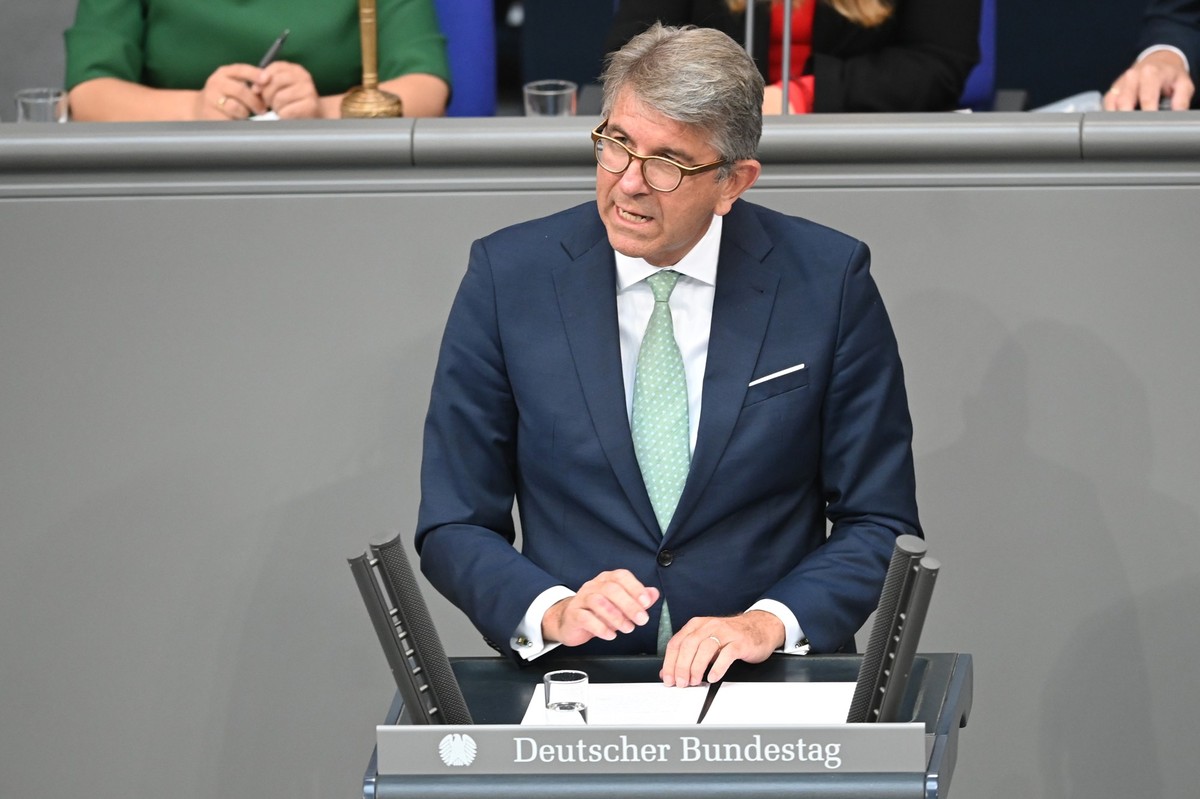 ARCHIV - 09.07.2025, Berlin: Wolfgang Weimer, Kulturstaatsminister, spricht in der Generaldebatte zum Haushalt im Plenum des Bundestags. Die Generaldebatte ist der Höhepunkt der Haushaltswoche im Bund ...