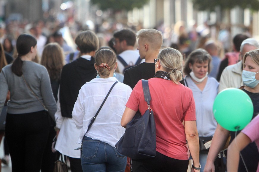 Nach der Lockerung der Schutzmaßnahmen und Wiedereröffnung der Geschäfte sieht die Einkaufsstraße und Fußgängerzone Flinger Straße in der Innenstadt von Düsseldorf wieder so wie vor der Coronakrise au ...