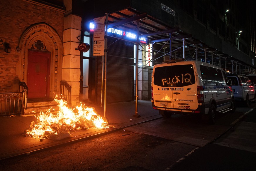 200531 A fire in front of a vandalised police car during a protest over the death of George Floyd, on May 31, 2020 in the Manhattan borough of New York, NY, USA. Photo: Joel Marklund / BILDBYRAN / kod ...