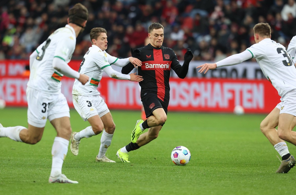 Magnus Andersen Venedig, Florian Wirtz Bayer, Michael Svoboda Florenz, Leverkusen, Deutschland, 07.01.2024, Testspiel, Bayer 04 Leverkusen - Venezia FC. *** Magnus Andersen Venice , Florian Wirtz Baye ...
