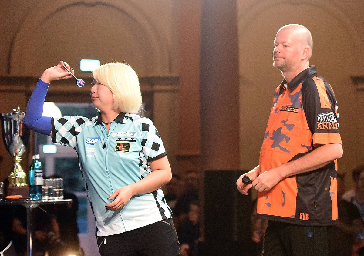 Mikuru Suzuki (l.) und Raymond van Barneveld bei einem Turnier in Frankfurt am Main.