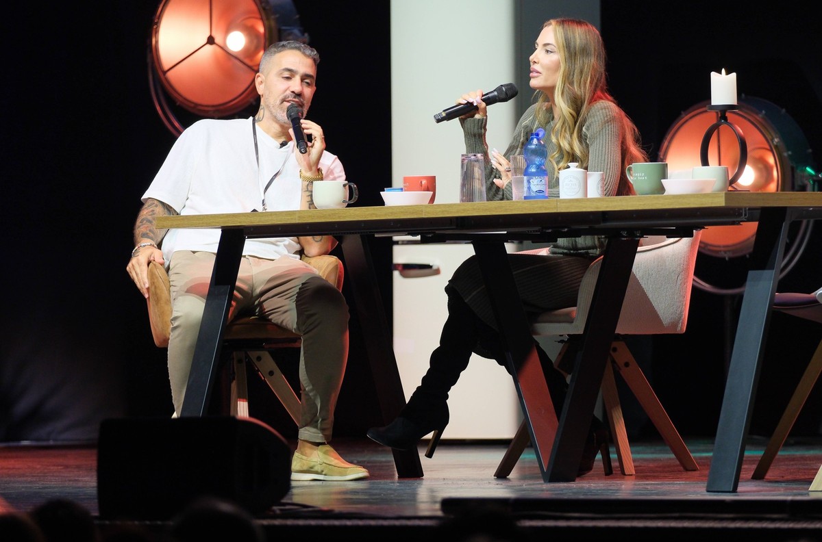 Der Rapper Bushido Anis Mohamed Youssef Ferchichi zusammen mit seiner Frau Anna Maria Ferchichi auf Livetour zum gemeinsamen Podcast Der Bushido Podcast - Im Bett mit Anna-Maria & Anis Ferchichi i ...