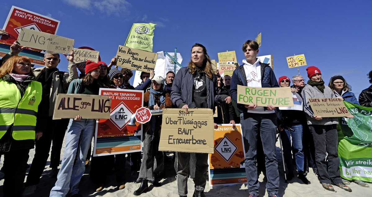 30.04.2023, Mecklenburg-Vorpommern, Binz: Luisa Neubauer (M) und weitere Klimaaktivisten von Fridays for Future zeigen am Strand von Binz auf der Insel R�gen Banner und Plakate gegen die geplante LNG- ...