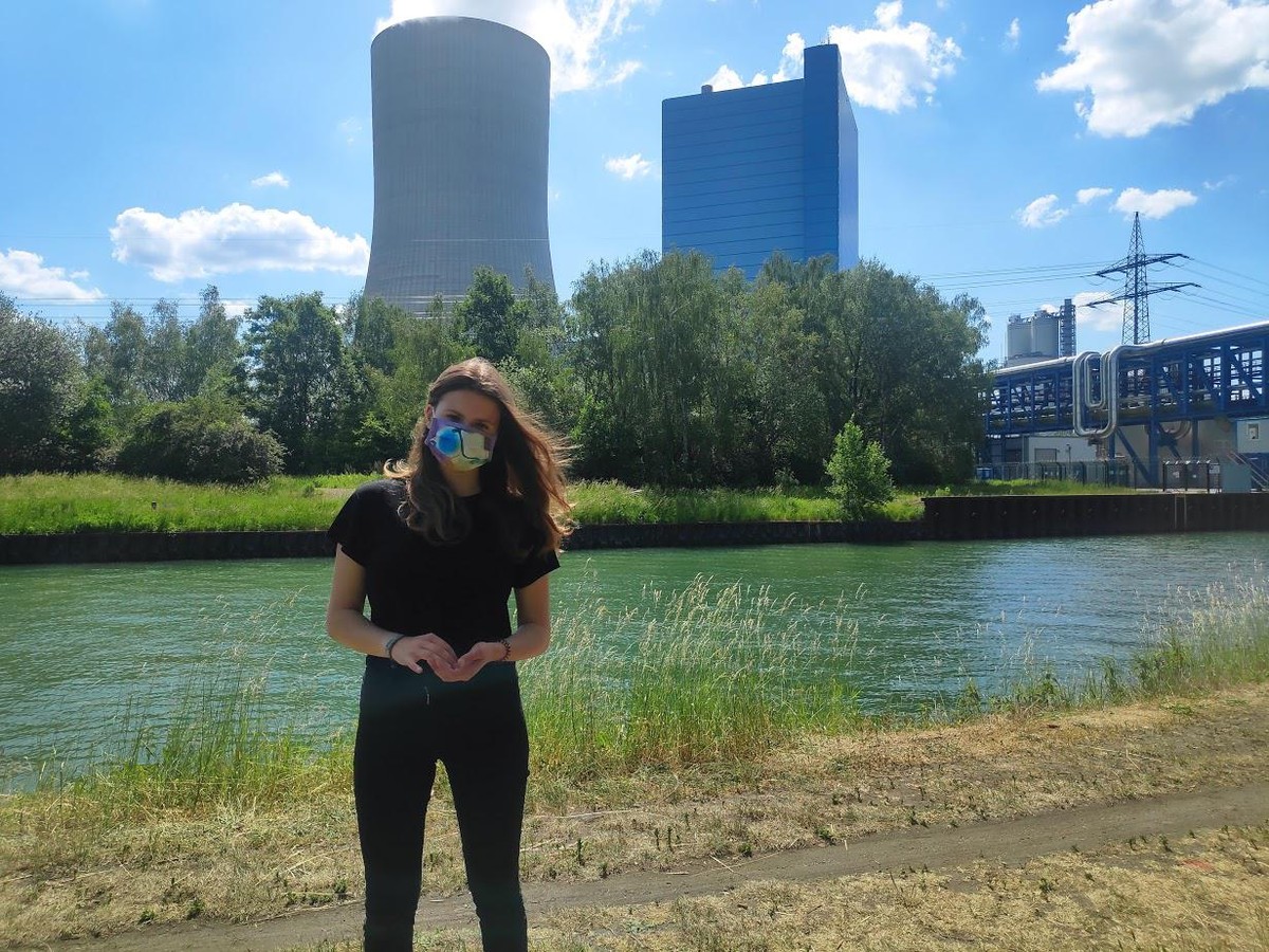 Luisa Neubauer vor dem Kohlekraftwerk.
