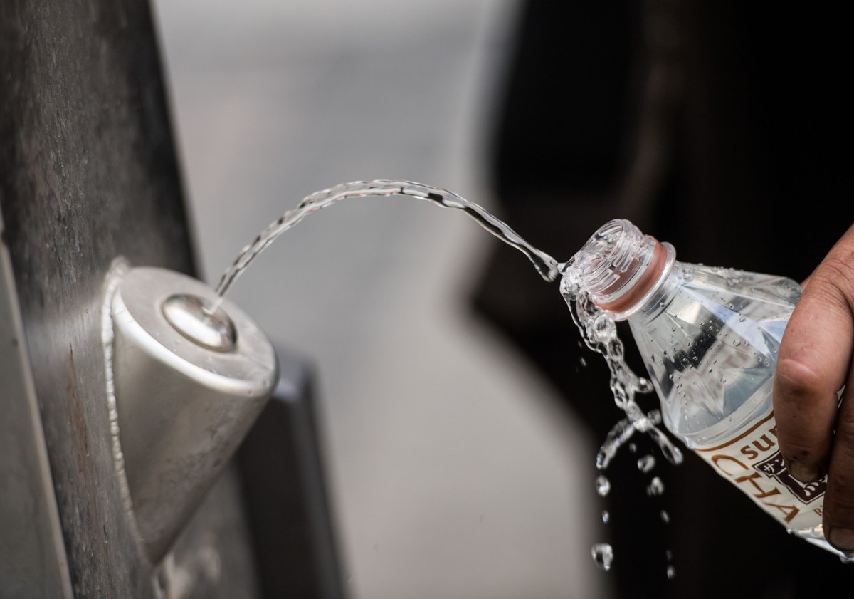 ARCHIV - 09.08.2018, Frankfurt/Main: Ein Mann f�llt sich an einem Brunnen kostenlos Trinkwasser in die eigene Flasche. (zu dpa &quot;Mehr Brunnen mit Gratis-Trinkwasser in Deutschlands St�dten geplant ...