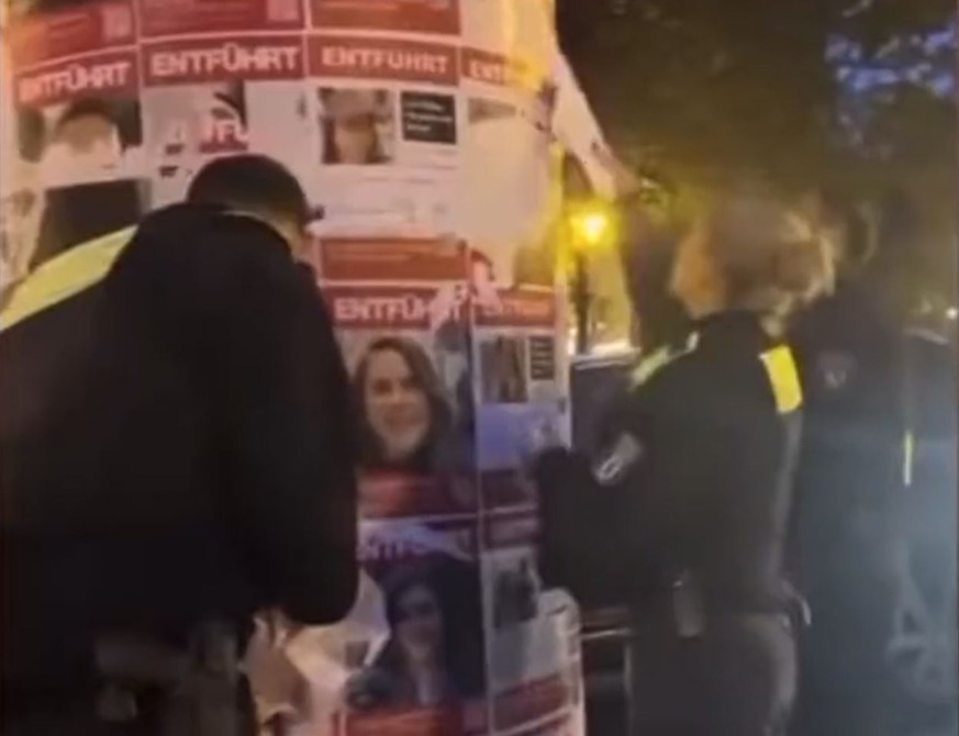 Die Beamten der Berliner Polizei wurden dabei gefilmt, wie sie Plakate mit vermissten Israel-Geiseln entfernten.