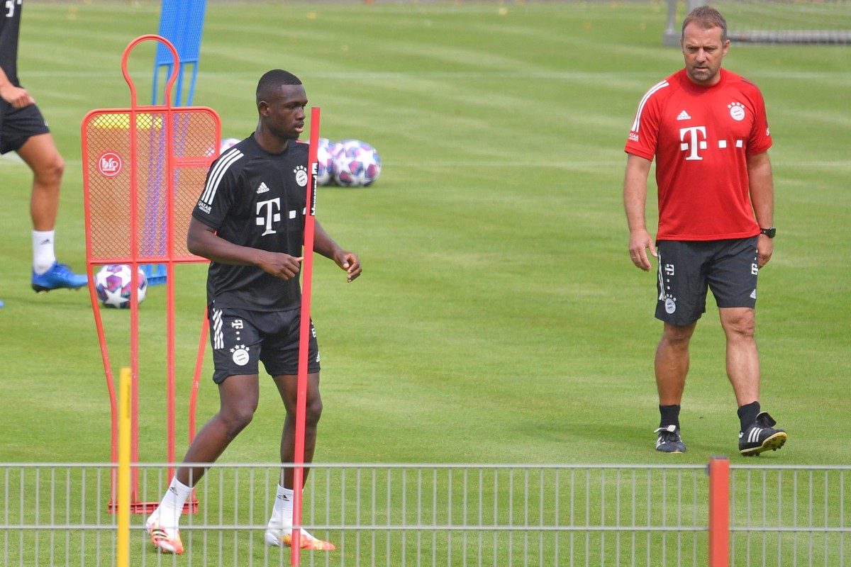 Tanguy Nianzou Kouassi Bayern Muenchen steht erstmals im Kader im Spiele gegen Werder Bremen. Archivfoto Hans Dieter Flick Hansi ,Trainer Bayern Muenchen beobachtet Tanguy Nianzou Kouassi Bayern Muenc ...