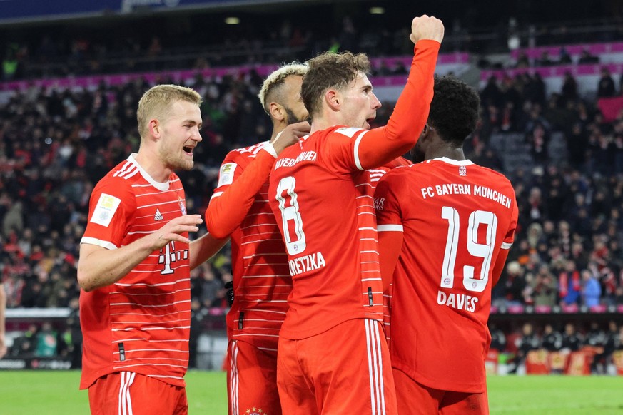 v.l. 4 Matthijs de Ligt, 13 Eric Maxim Choupo-Moting, 8 Leon Goretzka, 19 Alphonso Davies FCB jubeln, Jubel, Torjubel, Fussball / 1. BL / FC Bayern Muenchen - 1. FC Union Berlin / 26.02.2023 / Allianz ...