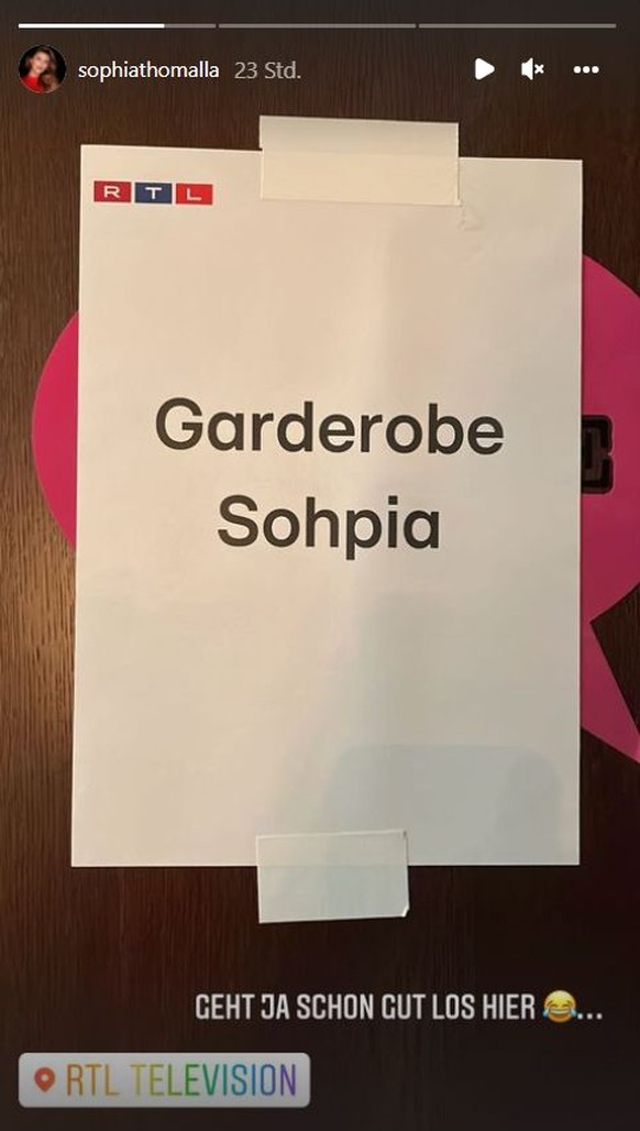 Sophia Thomalla ist überrascht über den Zettel an ihrer Kabinentür.