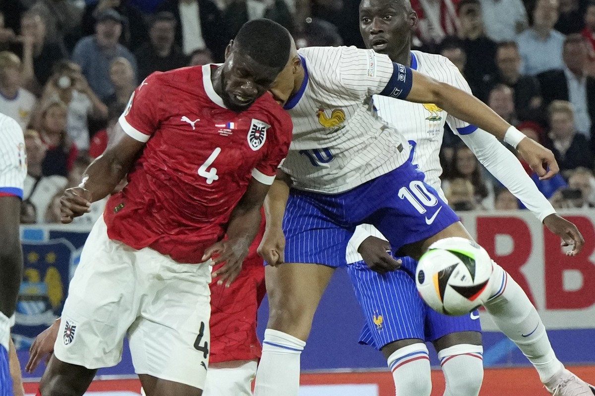 APTOPIX Kylian Mbappe of France, right, collides with Austria&#039;s Kevin Danso during a Group D match between Austria and France at the Euro 2024 soccer tournament in Duesseldorf, Germany, Monday, J ...