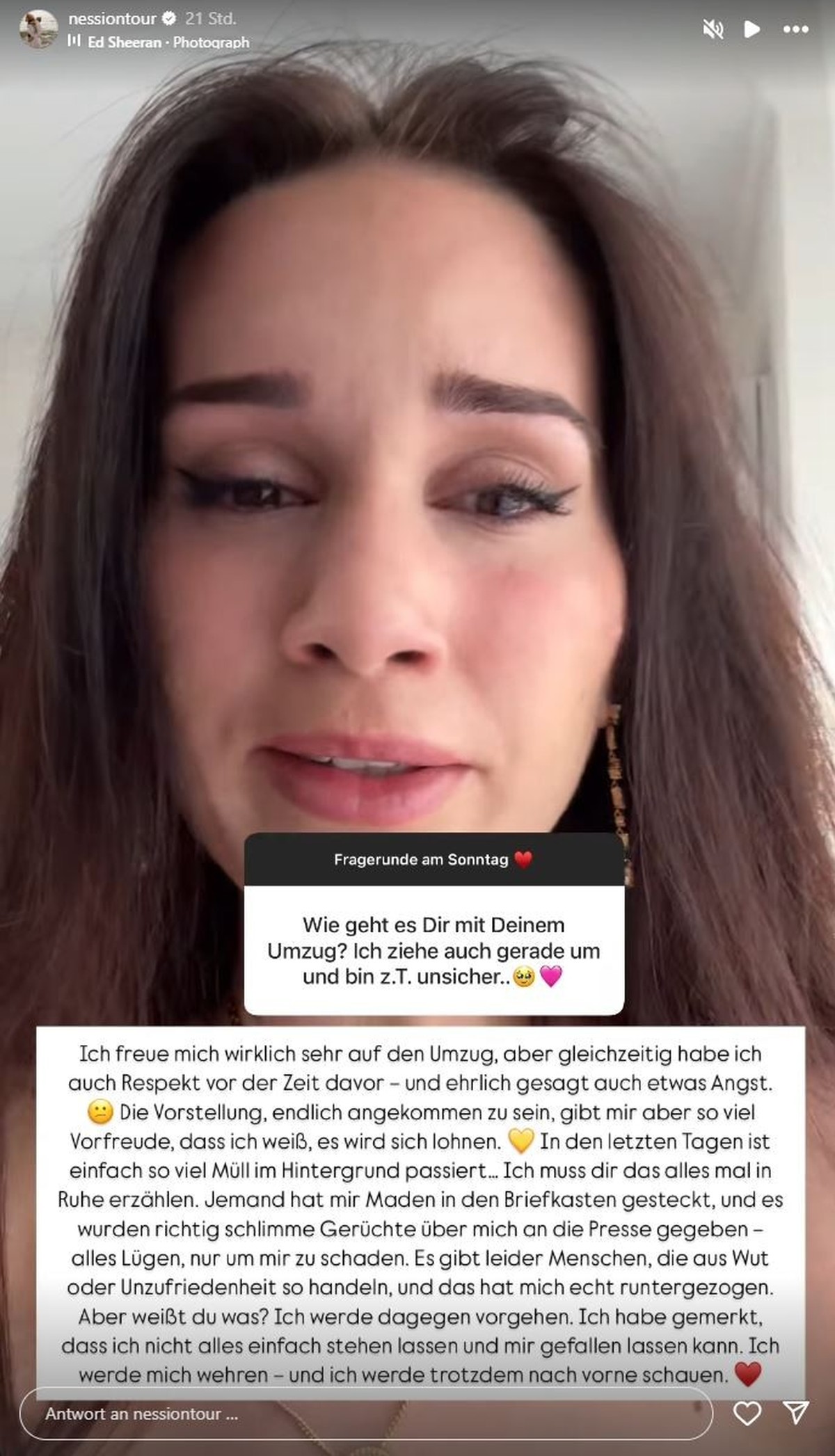 Vanessa Borck filmt sich mit Tränen in den Augen.