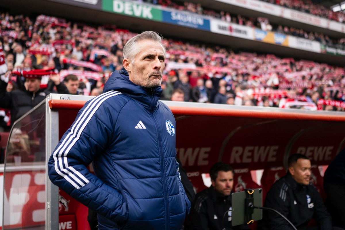 09.02.2025, Nordrhein-Westfalen, Köln: Fußball: 2. Bundesliga, 1. FC Köln - FC Schalke 04, 21. Spieltag, RheinEnergieStadion. Schalkes Trainer Kees van Wonderen blickt vor der Partie in die Runde. Fot ...