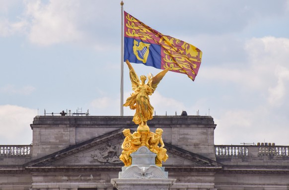 June 2, 2022, London, England, United Kingdom: The Royal Standard flag flies on Buckingham Palace, indicating that The Queen is in residence, next to the top part of Victoria Memorial. Tens of thousan ...