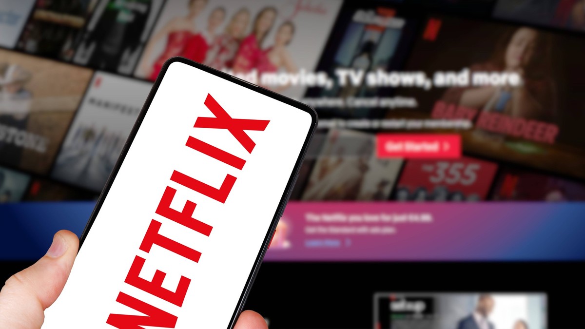Netflix Logo online Video Streaming Plattform auf einem Handy und Computer in Stuttgart, Deutschland Stuttgart, Deutschland - 1. Mai 2024: Netflix Logo online Video Streaming Plattform auf einem Handy ...