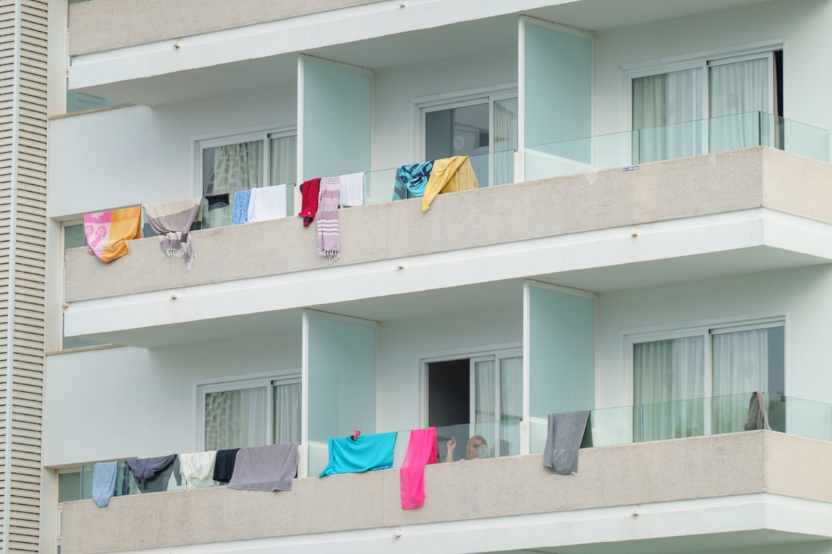 Balkone an einem Hotel an der Playa de Palma - Symbolfoto Balconing auf Mallorca - Balconing steht für Balkonspringen, eine hoch risikobehaftete Betätigung, bei der, zumeist in Hotelanlagen, von Balko ...