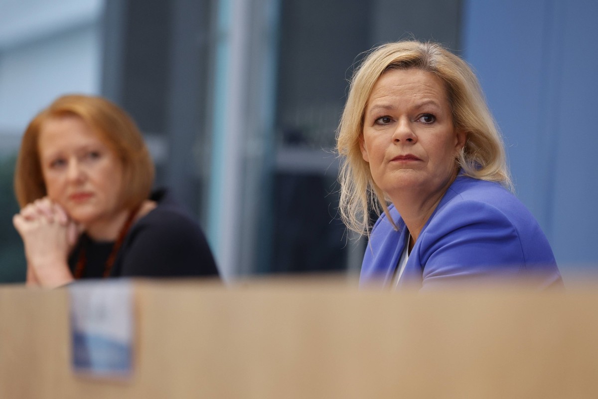 Bundesministerin f�r Familie, Senioren, Frauen und Jugend Lisa Paus, Bundesministerin des Innern und f�r Heimat Nancy Faeser, Deutschland, Berlin, Bundespressekonferenz, Thema: Auswertung der Polizeil ...