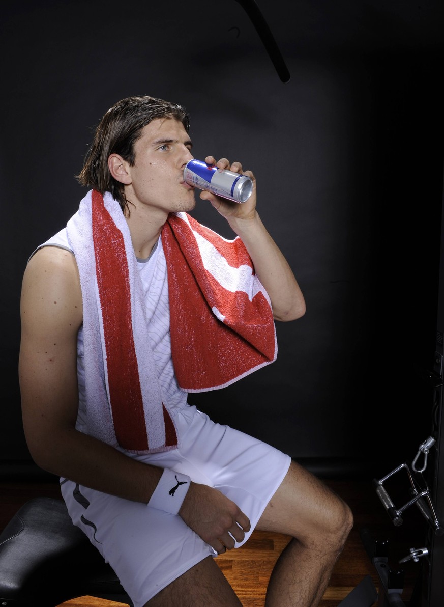 2008 war Red Bull in erster Linie noch ein Energydrink, Mario Gomez ein junger Kerl. Wohlsein!