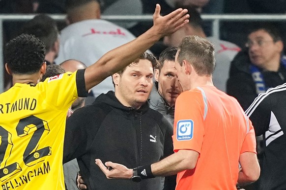 Dortmund&#039;s head coach Edin Terzic, center, and sporting director Sebastian Kehl complain to referee Sascha Stegemann, right, during the German Bundesliga soccer match between VfL Bochum and Borus ...