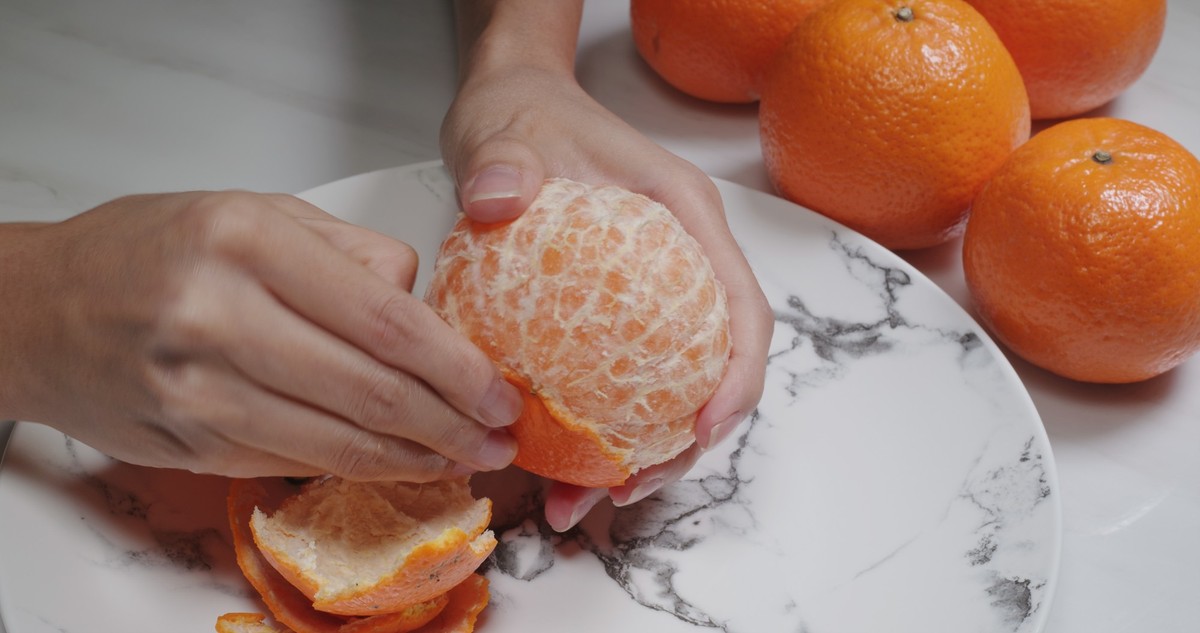 Peel citrus fruit on plate, Peel citrus fruit on plate, Peel citrus fruit on plate, 22.12.2023, Copyright: xleungchopanx Panthermedia36337955.jpg