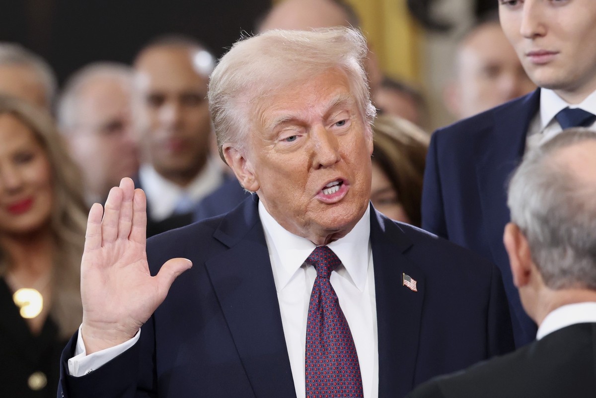 20.01.2025, USA, Washington: Der designierte Präsident Donald Trump legt während der 60. Amtseinführung des Präsidenten in der Rotunde des US-Kapitols in Washingtonden Amtseid ab. Foto: Kevin Lamarque ...