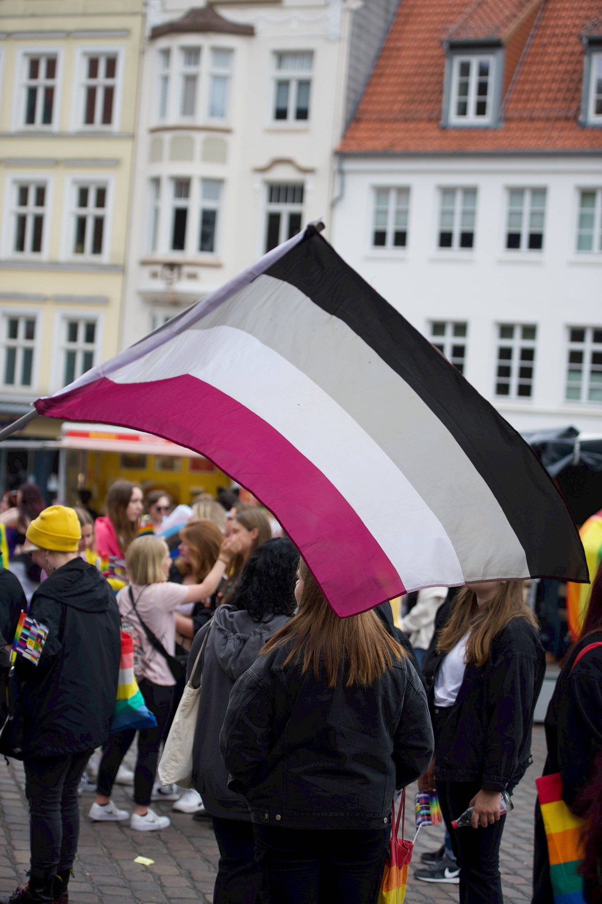 Flensburg, Schleswig-Holstein, Rainbow Walk & Womens March und Straßenfest Fahne mit Symbol Asexuell . Aufnahme vom 20.05.2022, Südermarkt, Flensburg, Innenstadt *** Flensburg, Schleswig Holstein, ...