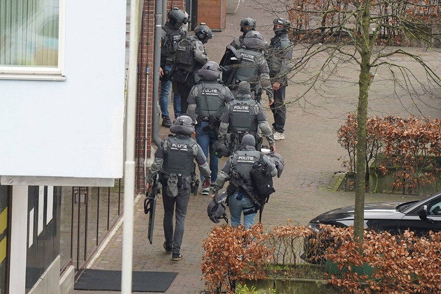 In den Niederlanden ist die Polizei wegen einer Geiselnahme im Großeinsatz.