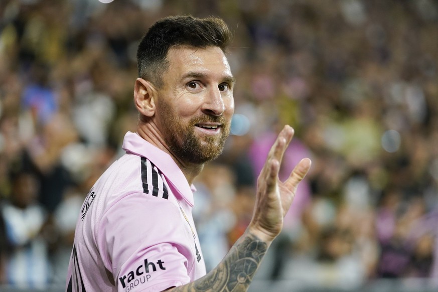 ARCHIV - 04.09.2023, USA, Los Angeles: Fußball: MLS Profiliga, Inter Miami - Los Angeles FC. Lionel Messi, Stürmer von Inter Miami, winkt den Zuschauern während der Halbzeit. Messi absolviert mit Miam ...