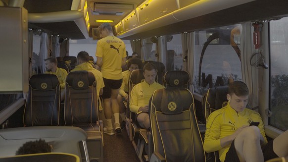 Die Doku gibt Einblicke in den Mannschaftsbus des BVB. 